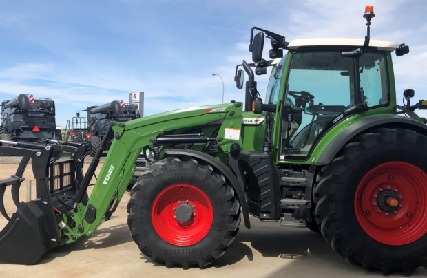 2021 Fendt 514 FWA Tractor with FEL and Grapple
